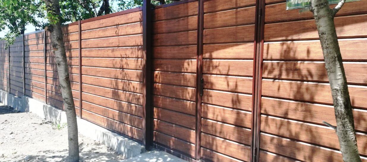 Забор из металлосайдинга ЕВРО-БРУС Каштан фото1 в Владивостоке
