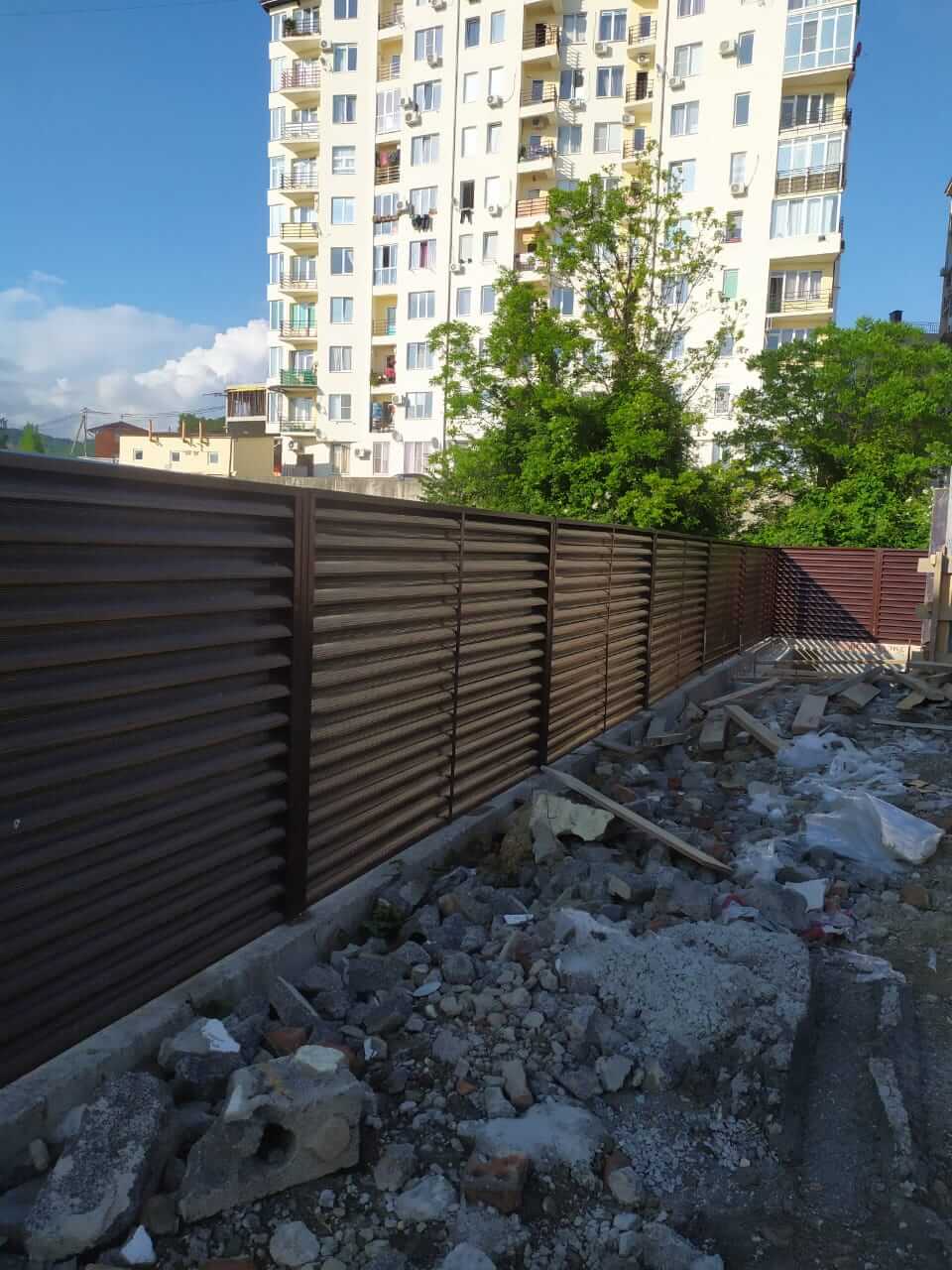 Забор-жалюзи 140м RAL8017 Шоколад фото1 в Владивостоке