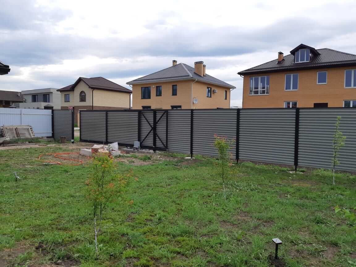 zabor-zhalyuzi-ral8019-temnyy-shokolad-foto3 в Владивостоке