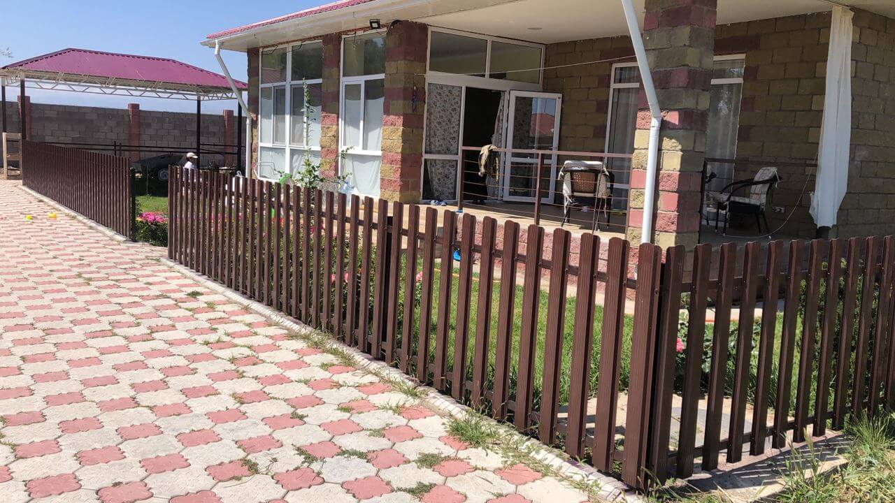 забор из штакетника шоколад фото1 в Владивостоке