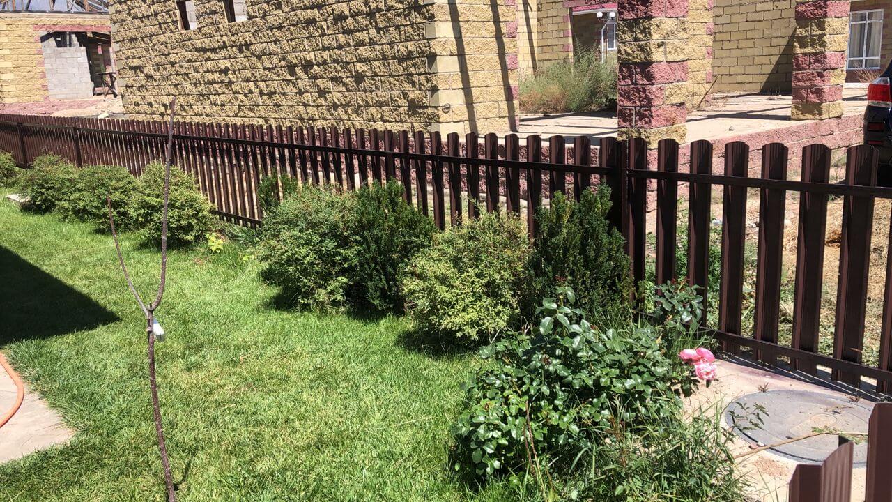 забор из штакетника шоколад фото4 в Владивостоке