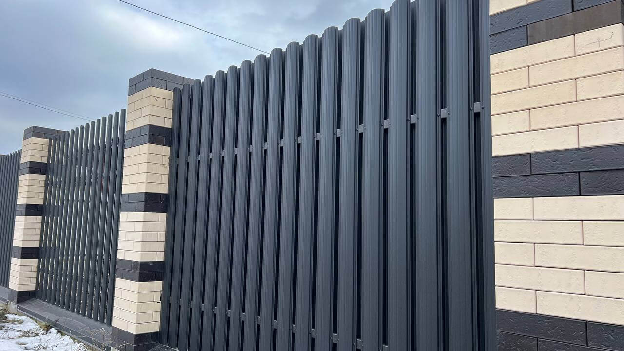 Забор из металлического штакетника RAL9005 Черный МАТТЕ фото 4 в Владивостоке