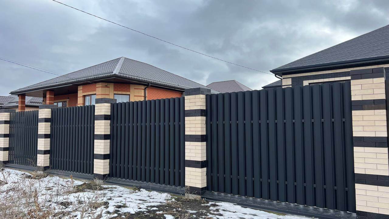 Забор из металлического штакетника RAL9005 Черный МАТТЕ в Владивостоке