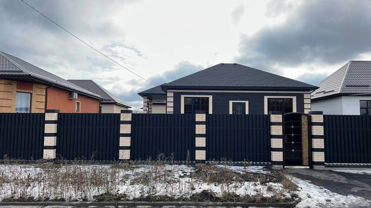 Забор из металлического штакетника RAL9005 Черный МАТТЕ фото 3 в Владивостоке