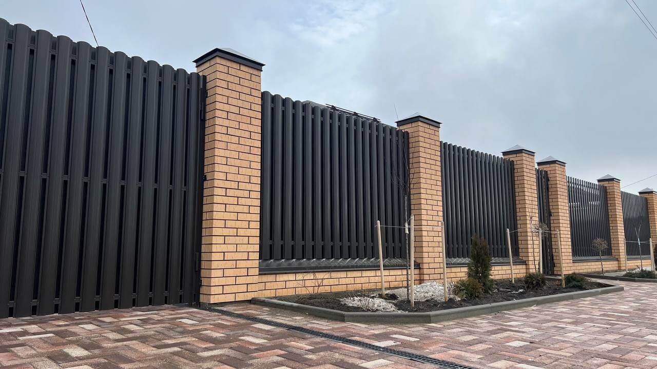 Забор из штакетника RAL8019 Темный Шоколад в Владивостоке