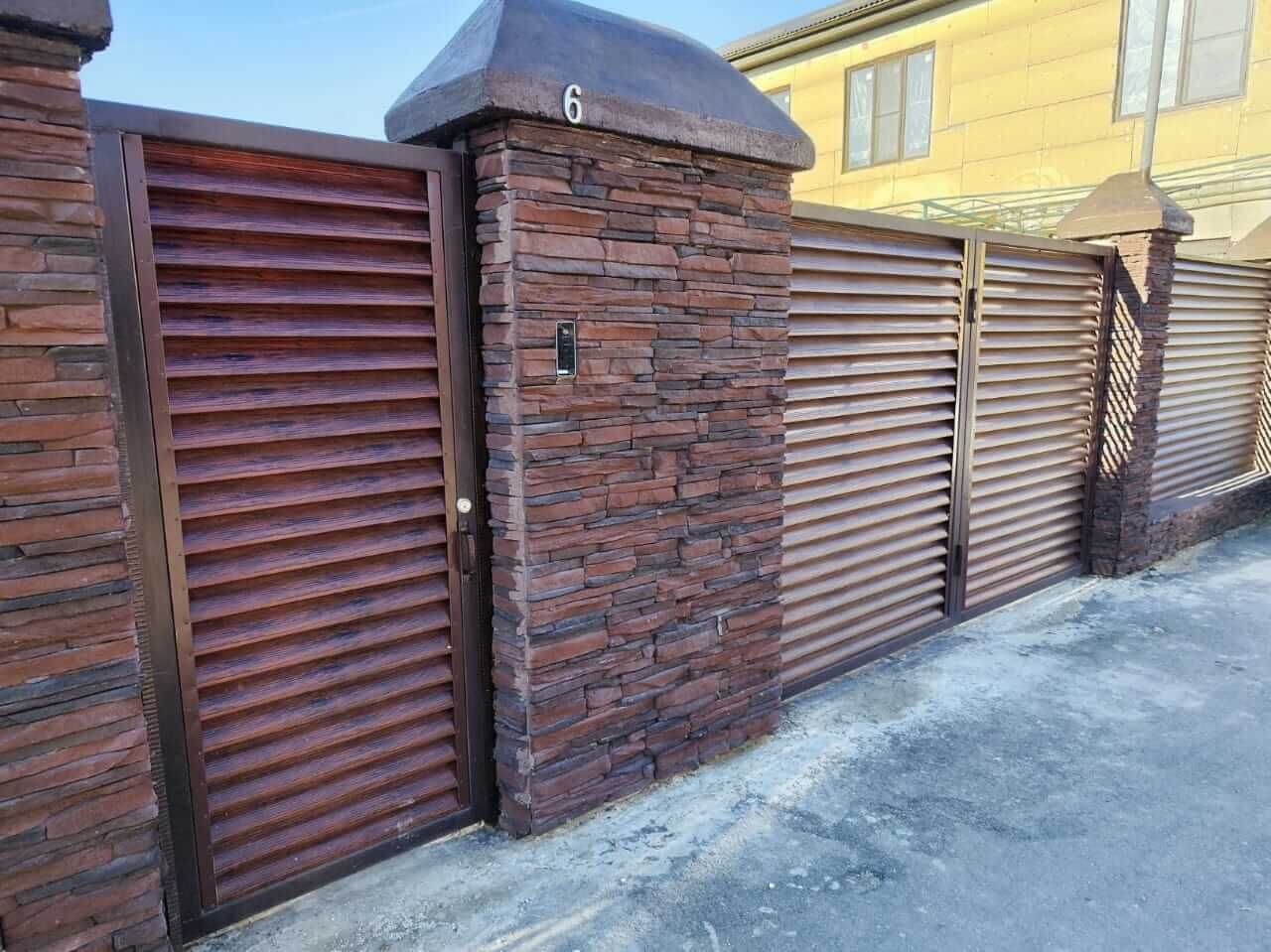 Забор с ламелями Еврожалюзи 43м Красный Каштан Printech в Владивостоке