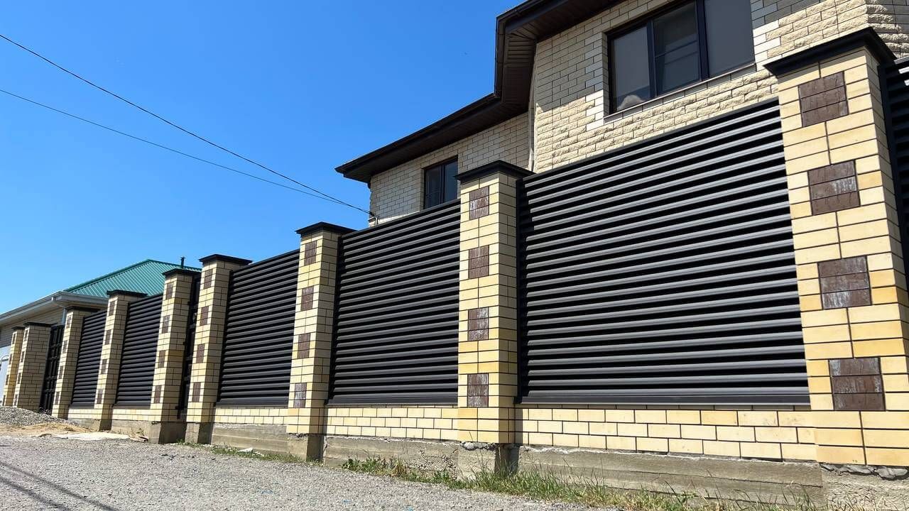 Забор-жалюзи 45м RAL8019 Темный Шоколад матовый в Владивостоке
