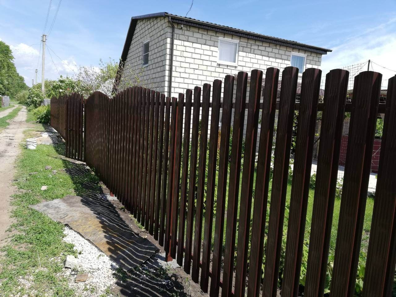 Забор из евроштакетника Плетенка 19м RAL8017 Шоколад в Владивостоке