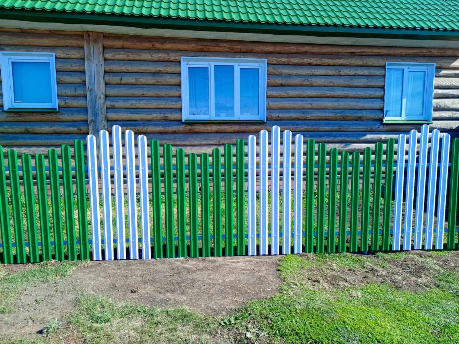 Забор из штакетника 18м в двух цветах RAL9003 Белый + RAL6029 Зеленая Мята в Владивостоке
