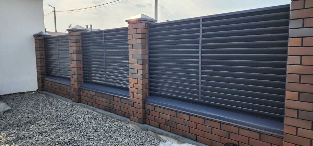 Забор из ламелей еврожалюзи 22м RAL7024/7024 Серый Графит двусторонний фото 1 в Владивостоке