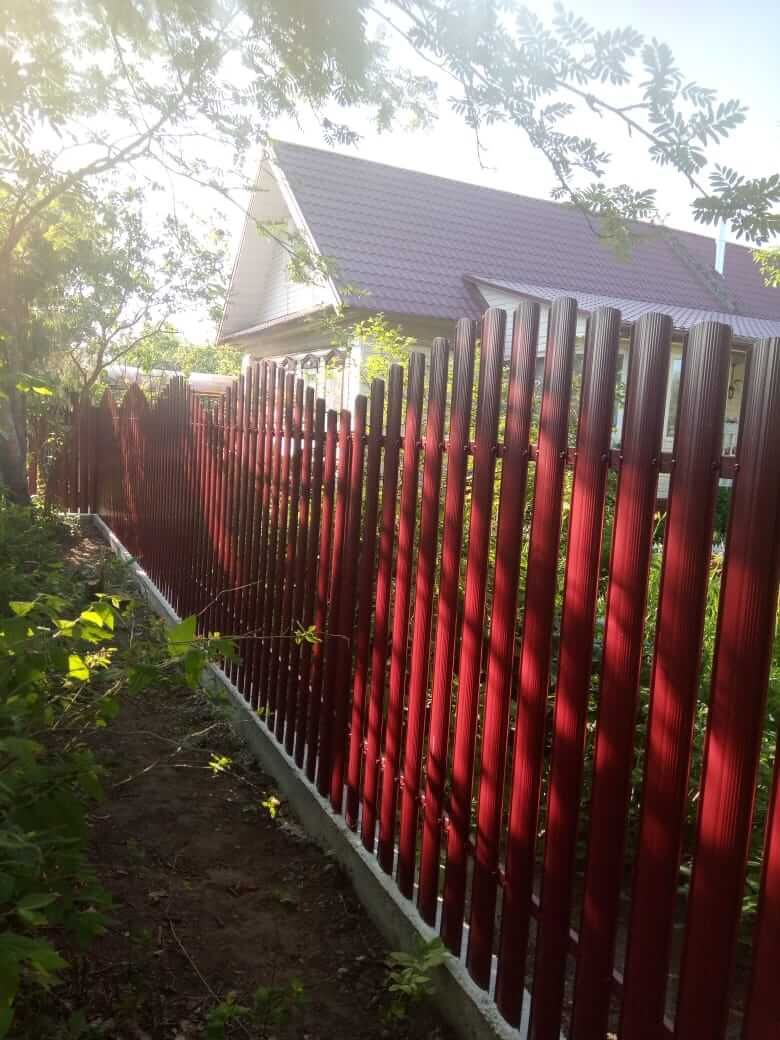 Забор из фигурного штакетника 21м RAL3005 Красное Вино фото 2 в Владивостоке