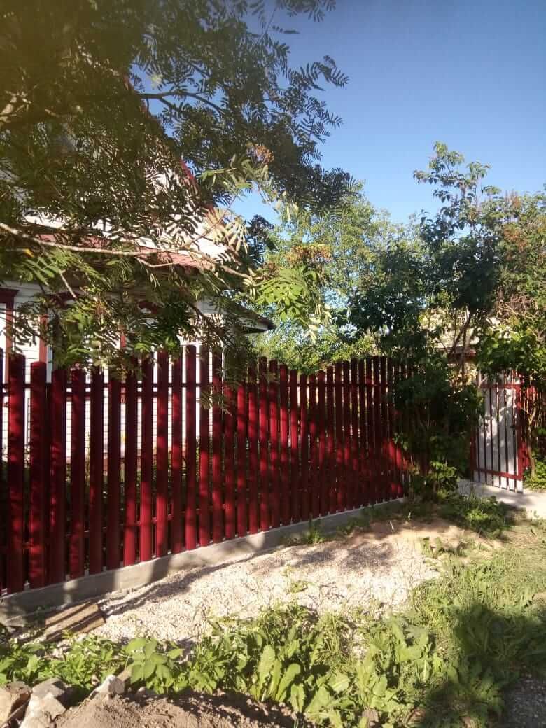 Забор из фигурного штакетника 21м RAL3005 Красное Вино фото 1 в Владивостоке