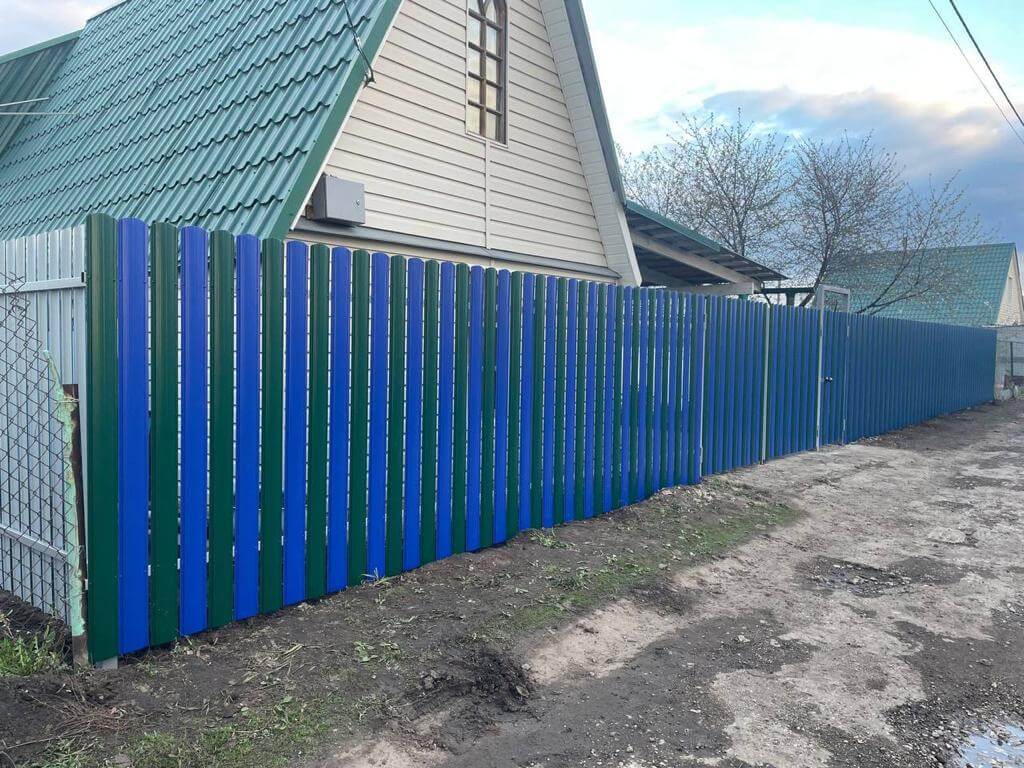 Забор из штакетника двух цветов 16м RAL6005 Зеленый Мох + RAL5002 Синий Ультрамарин фото 2 в Владивостоке