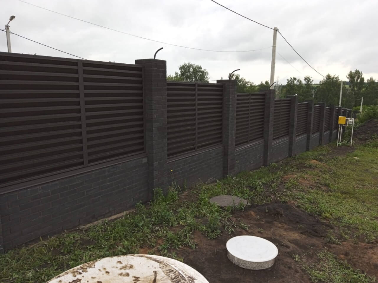 Забор-жалюзи с ламелями ЭКО-Z 23м RAL8019 Темный Шоколад МАТТЕ фото 4 в Владивостоке