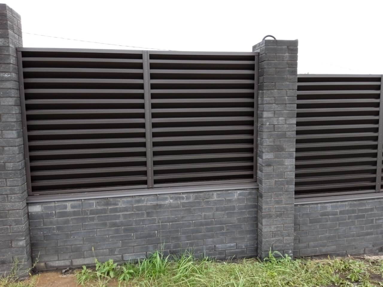 Забор-жалюзи с ламелями ЭКО-Z 23м RAL8019 Темный Шоколад МАТТЕ фото 3 в Владивостоке