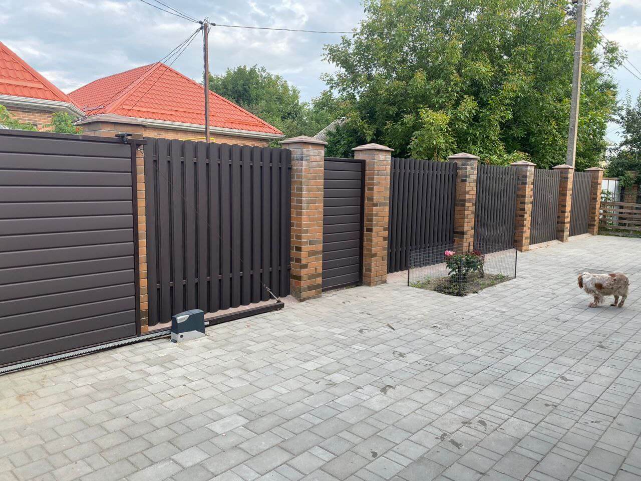 Забор из штакетника полукруглого 22м RAL8019 Темный Шоколад МАТТЕ фото 2 в Владивостоке