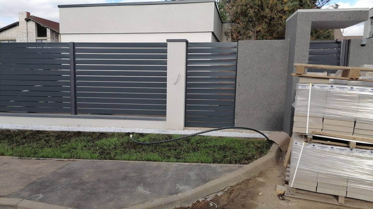 Забор-ранчо из металлопланкена 36м RAL7024 Серый Графит фото 8 в Владивостоке