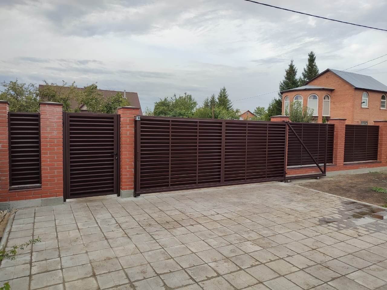 Забор из ламелей Еврожалюзи 28м RAL8017/8017 Шоколад двусторонний в Владивостоке