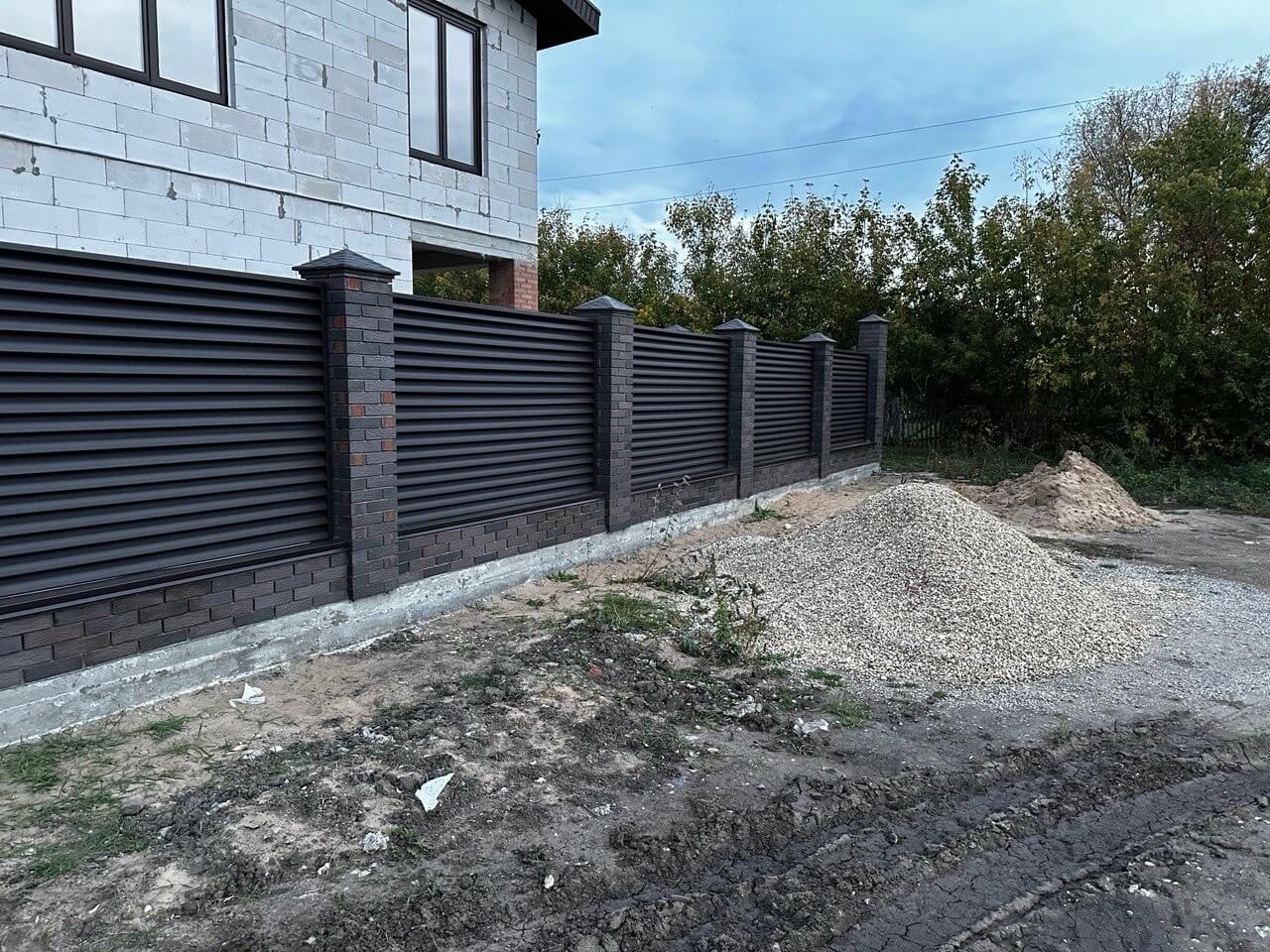 Забор из ламелей Еврожалюзи 38м RAL8019/8019 Темный Шоколад двусторонний MATTE фото 4 в Владивостоке
