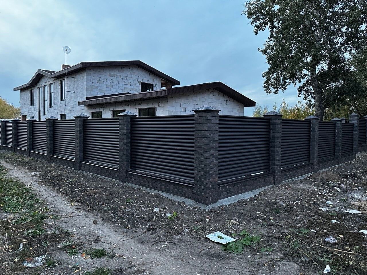 Забор из ламелей Еврожалюзи 38м RAL8019/8019 Темный Шоколад двусторонний MATTE фото 2 в Владивостоке