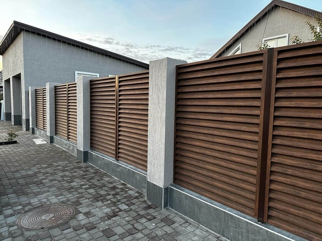 Забор-жалюзи из ламелей Еврожалюзи 23м Каштан Printech фото 2 в Владивостоке