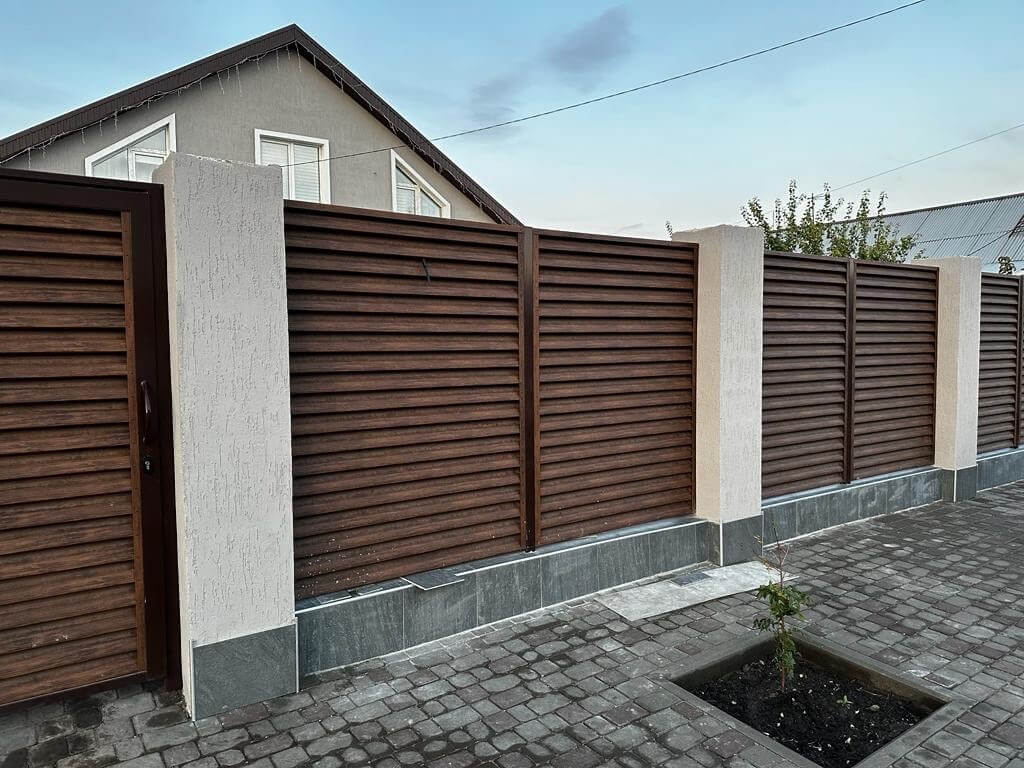 Забор-жалюзи из ламелей Еврожалюзи 23м Каштан Printech фото 1 в Владивостоке