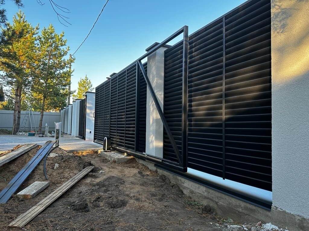 Забор-жалюзи 18м RAL9005/9005 Черный двухсторонний МАТТЕ фото 1 в Владивостоке