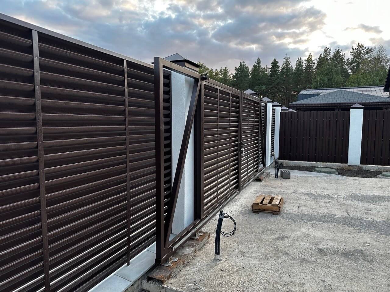 Забор-жалюзи с ламелями еврожалюзи 30м Дуб Мореный Printech фото 2 в Владивостоке