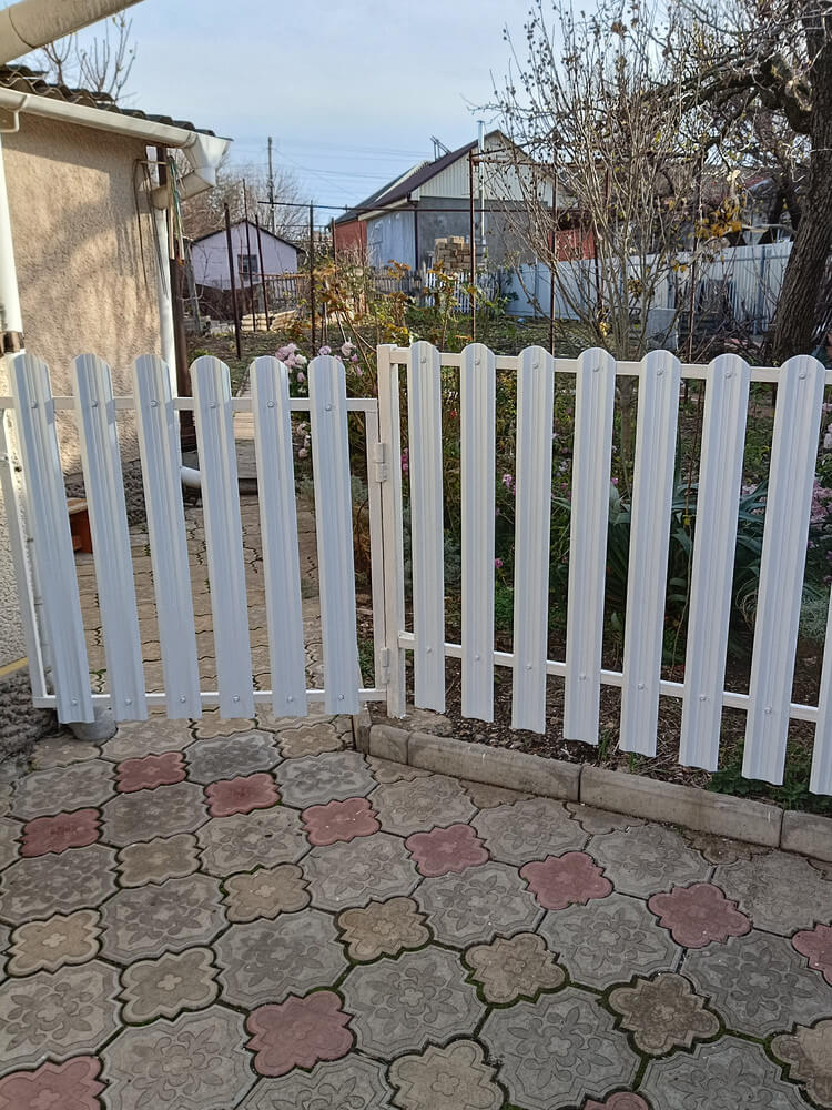 Заборчик из евроштакетника высотой 1м. RAL9003/9003 Белый двусторонний в Владивостоке