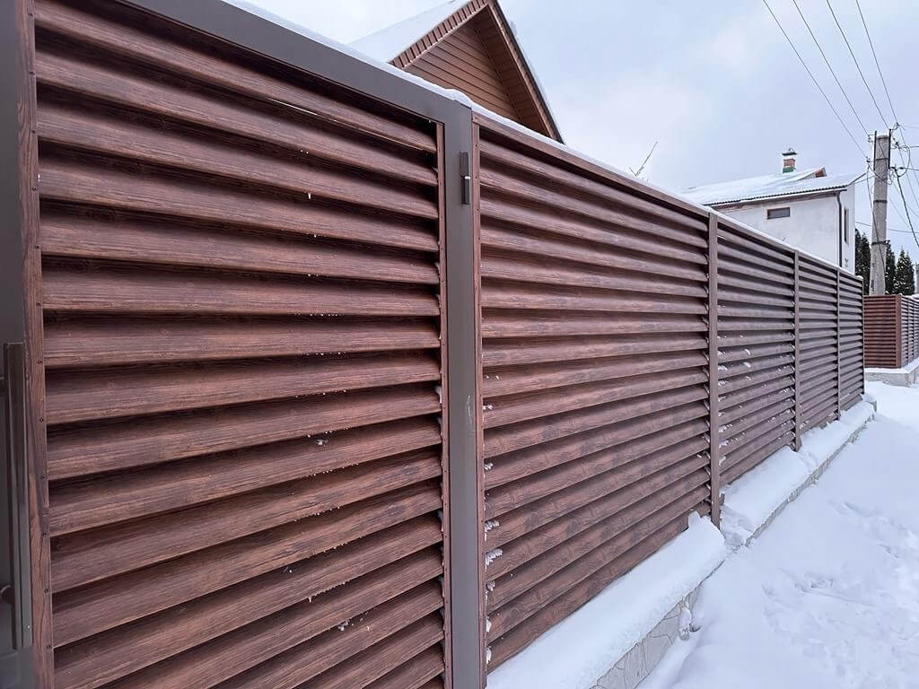 Забор-жалюзи из ламелей еврожалюзи 43м Каштан Printech фото 3 в Владивостоке
