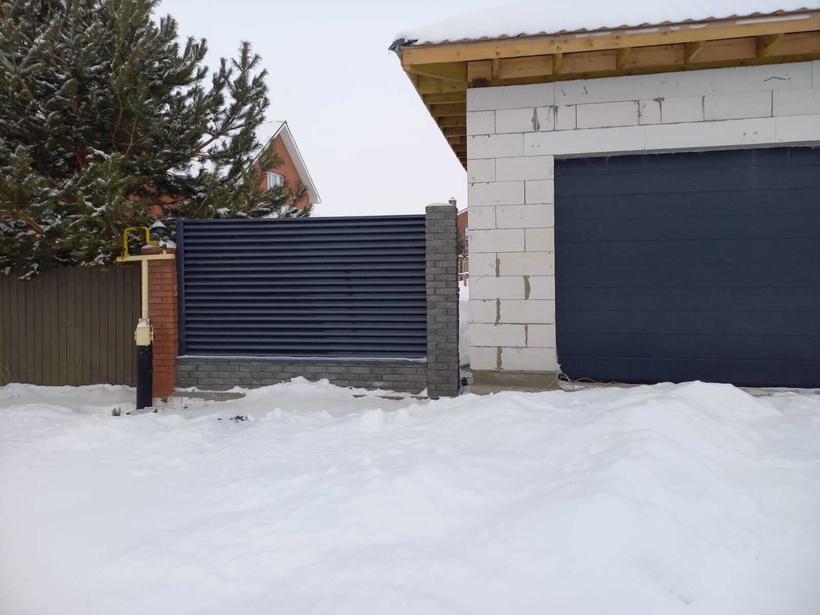 Забор из ламелей еврожалюзи 41м RAL7024/7024 Серый Графит двусторонний фото 1 в Владивостоке