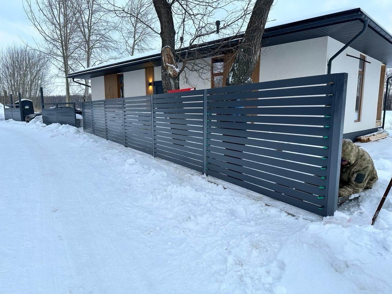 Забор-ранчо из металлопланкена 37м RAL7024 Серый Графит фото 3 в Владивостоке