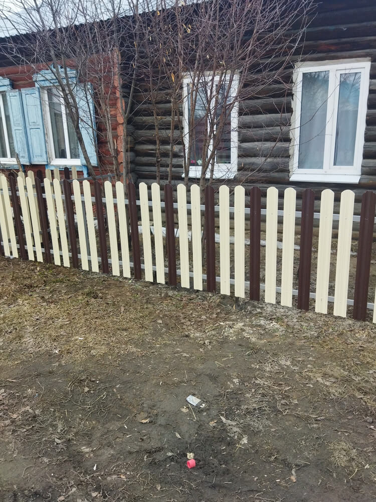 Забор из штакетника ЭКО-М 12м RAL1015/1015 Слоновая Кость двусторонний, RAL8017/8017 Шоколад двусторонний в Владивостоке