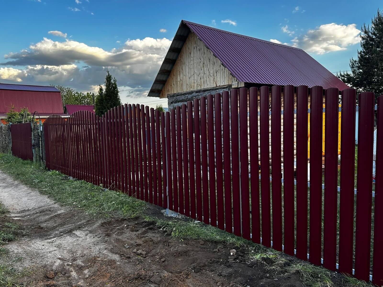 Забор из евроштакетника 28м RAL3005 Красное Вино фото 4 в Владивостоке
