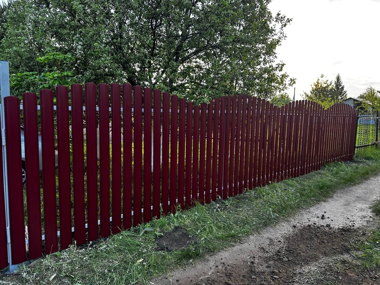 Забор из евроштакетника 28м RAL3005 Красное Вино фото 3 в Владивостоке