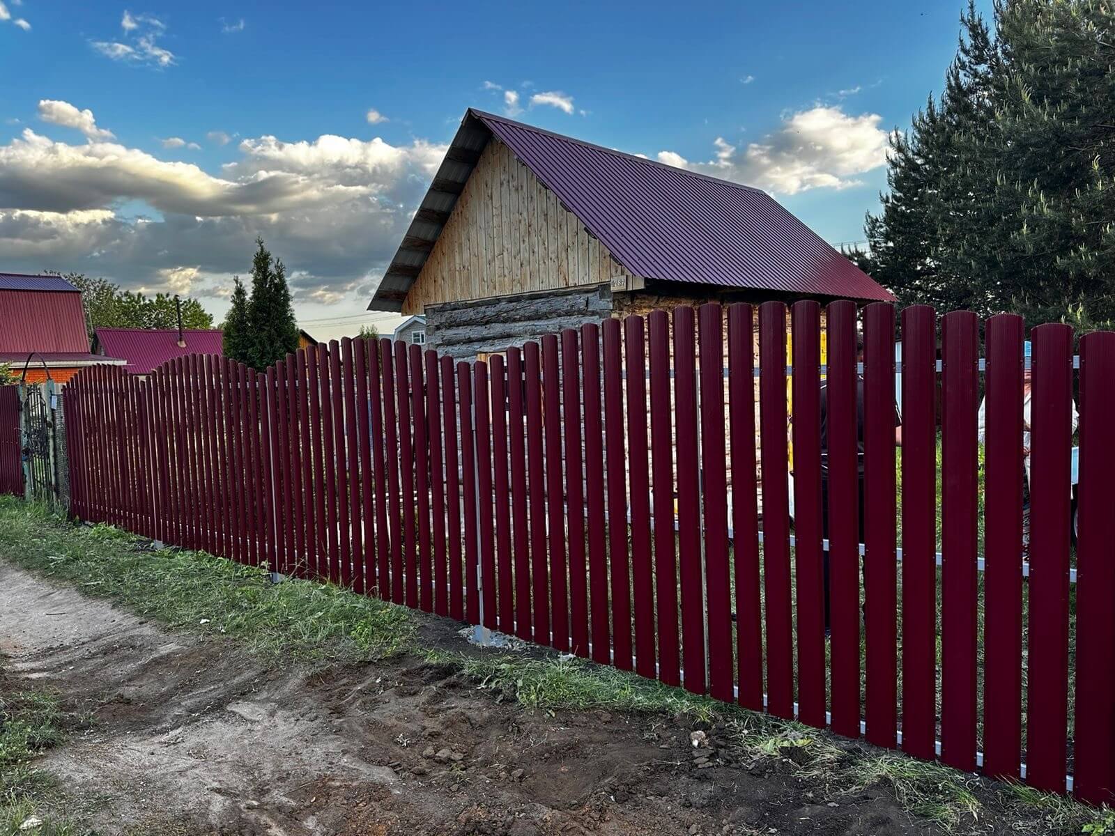 Забор из евроштакетника 28м RAL3005 Красное Вино фото 2 в Владивостоке