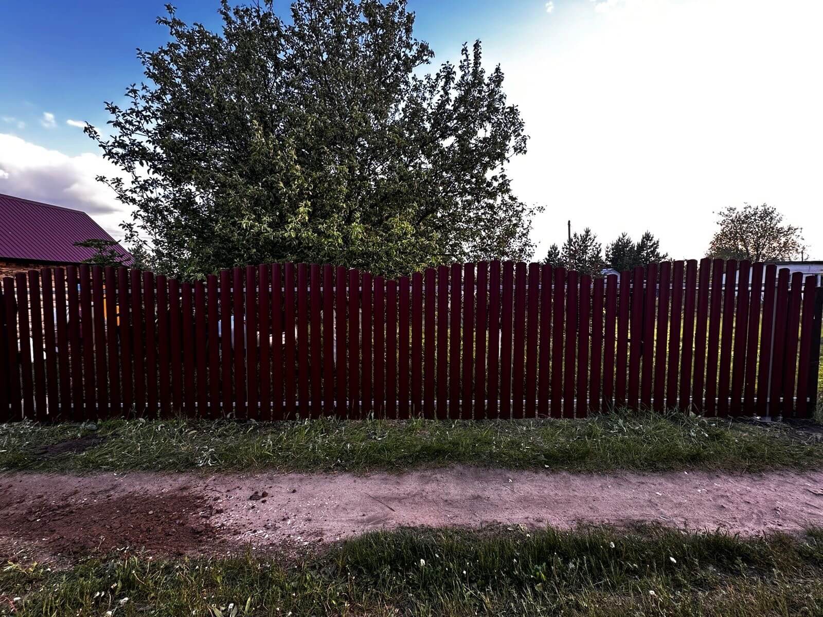Забор из евроштакетника 28м RAL3005 Красное Вино фото 1 в Владивостоке