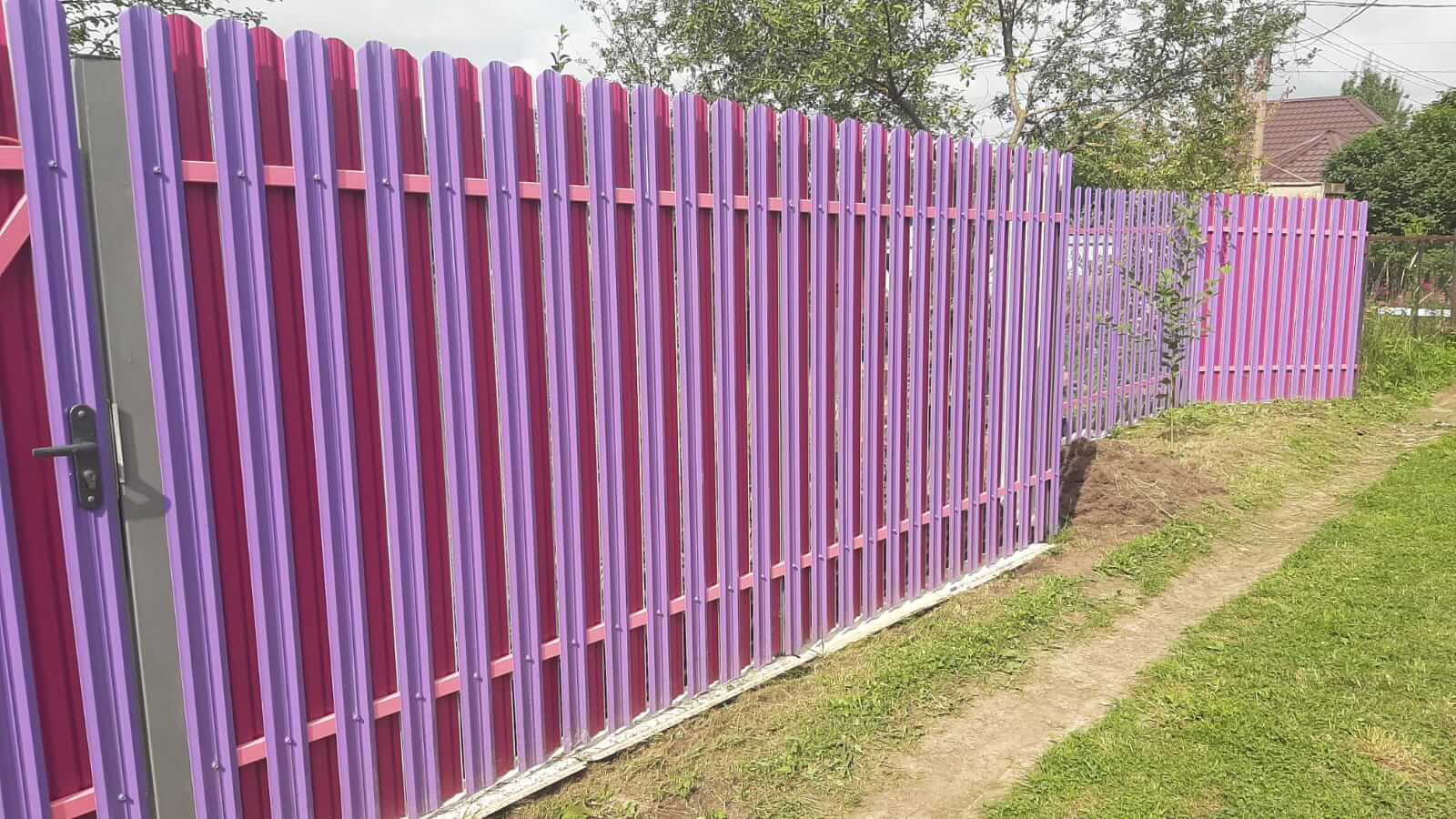Двухцветный забор из евроштакетника 44м RAL4005 Сиреневый, RAL4006 Пурпурный фото 4 в Владивостоке