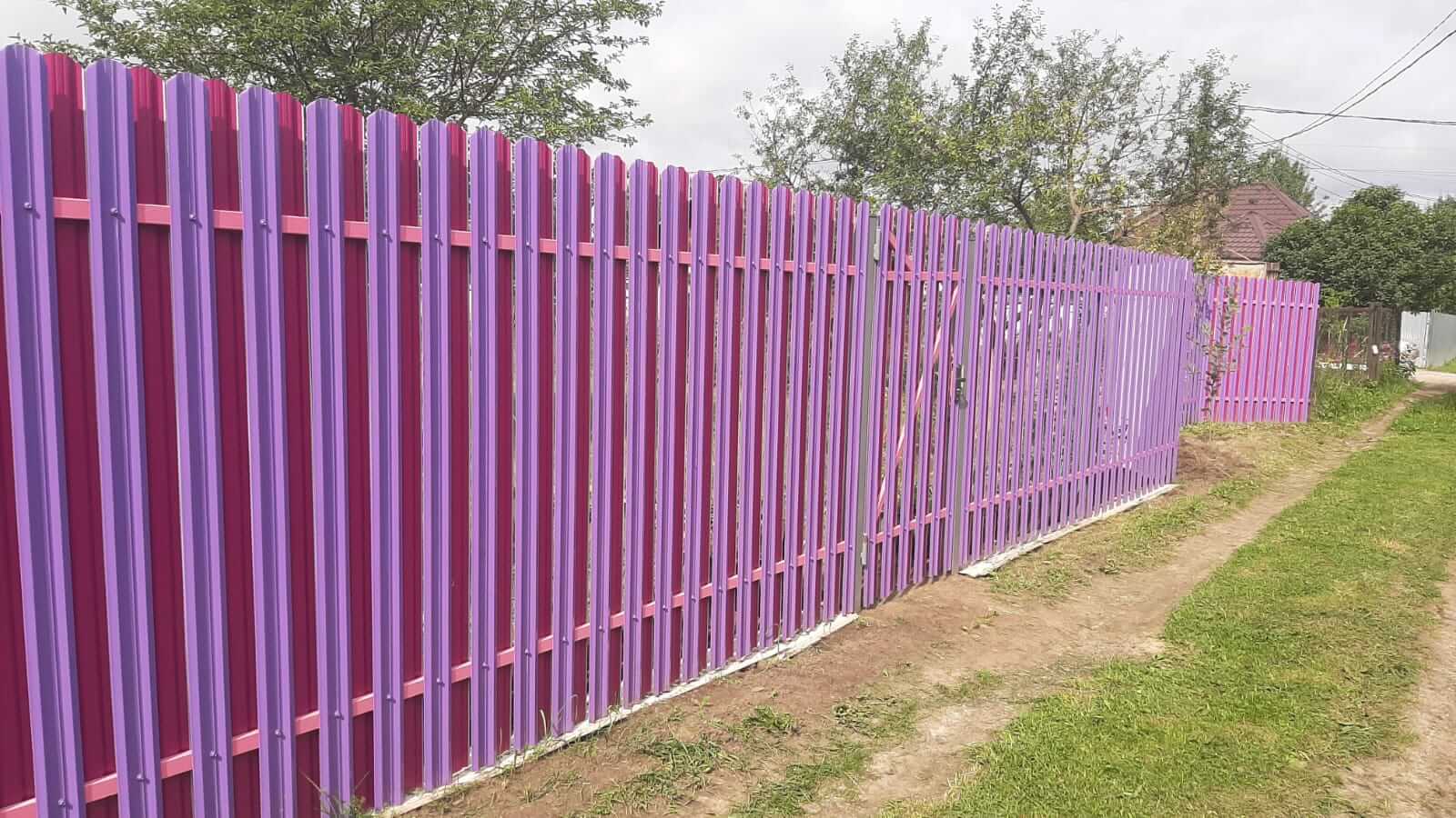 Двухцветный забор из евроштакетника 44м RAL4005 Сиреневый, RAL4006 Пурпурный фото 3 в Владивостоке