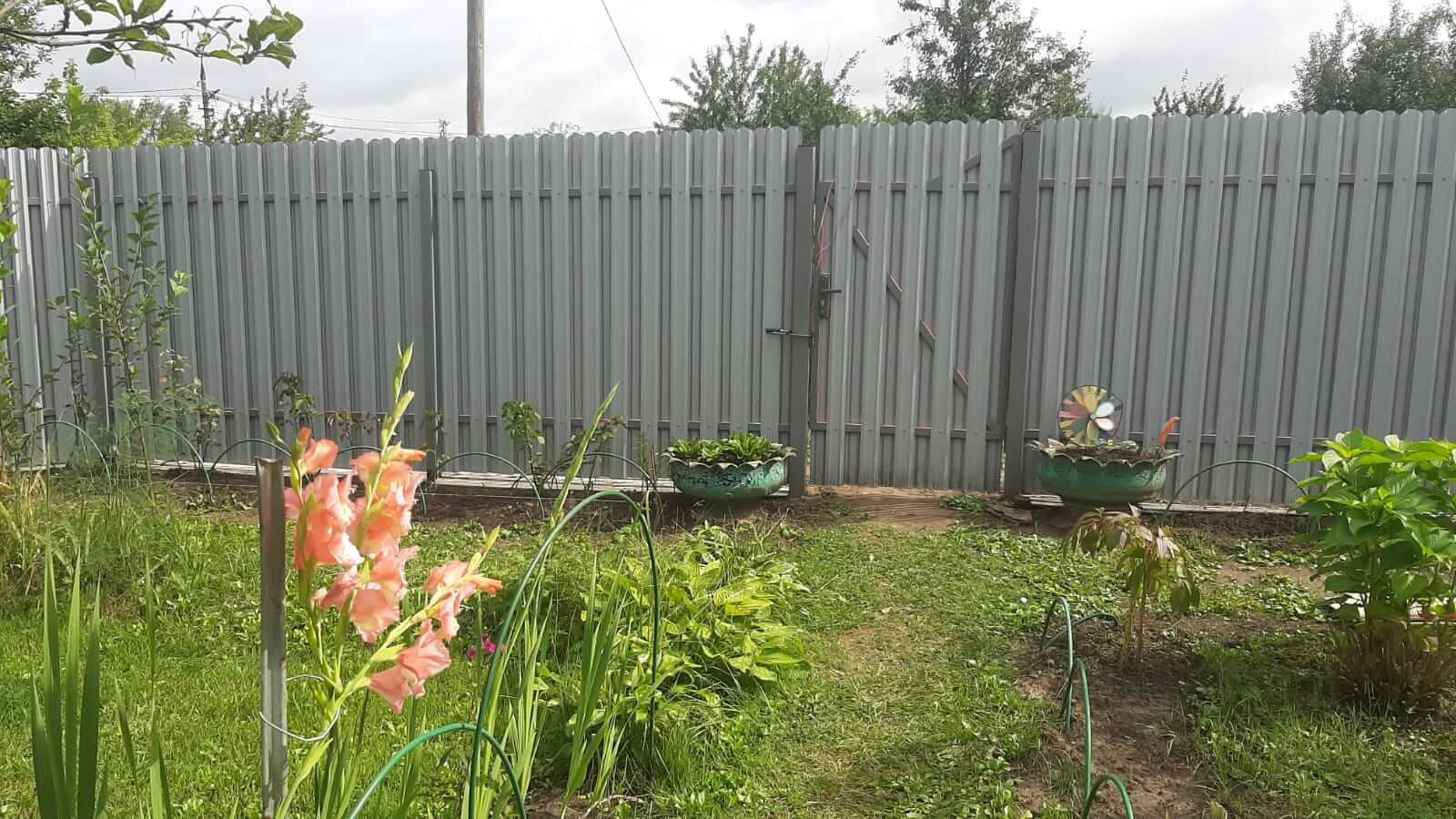 Двухцветный забор из евроштакетника 44м RAL4005 Сиреневый, RAL4006 Пурпурный фото 1 в Владивостоке