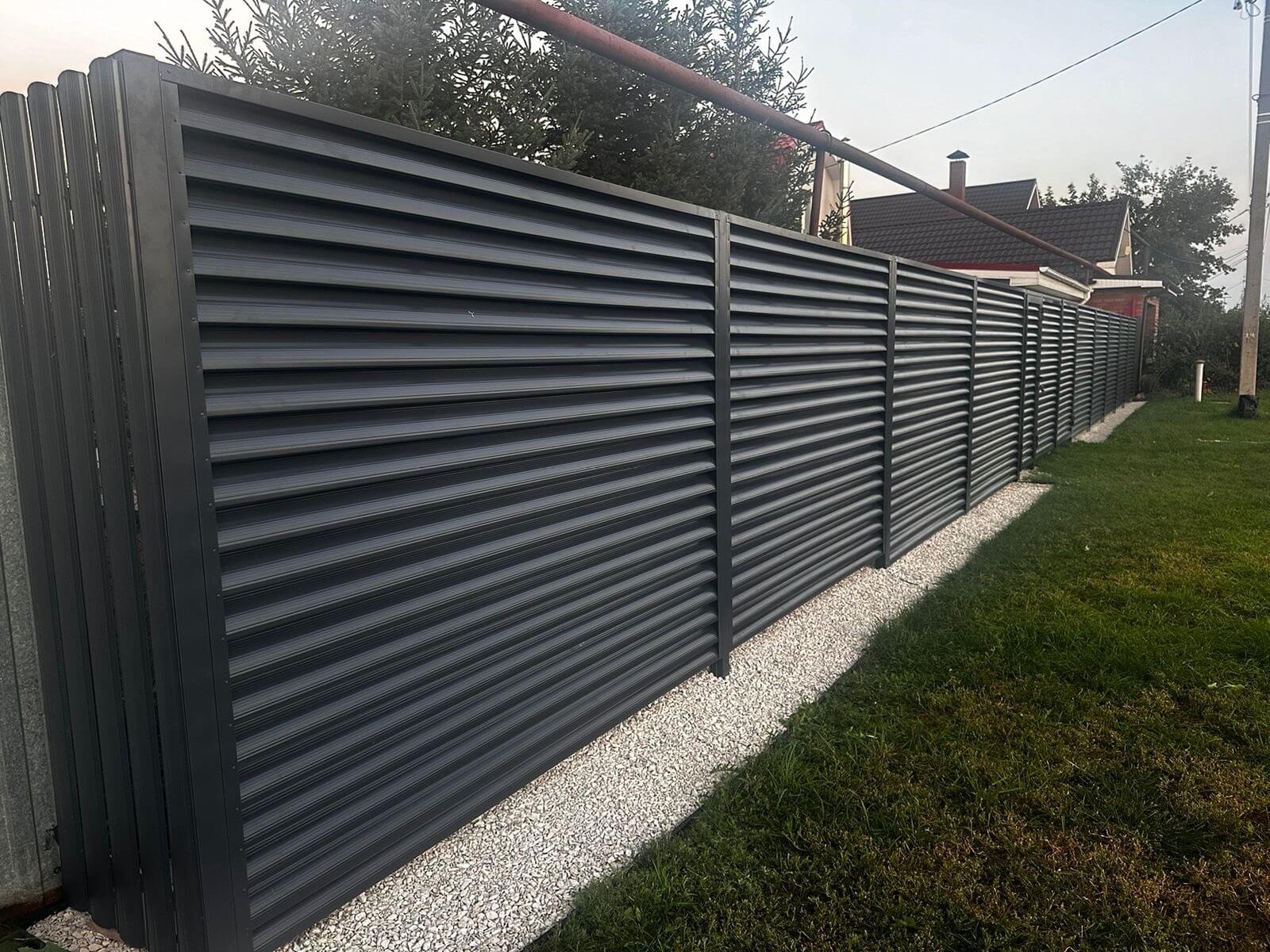 Забор из ламелей Еврожалюзи 26м RAL7024/7024 Серый Графит двусторонний фото 4 в Владивостоке
