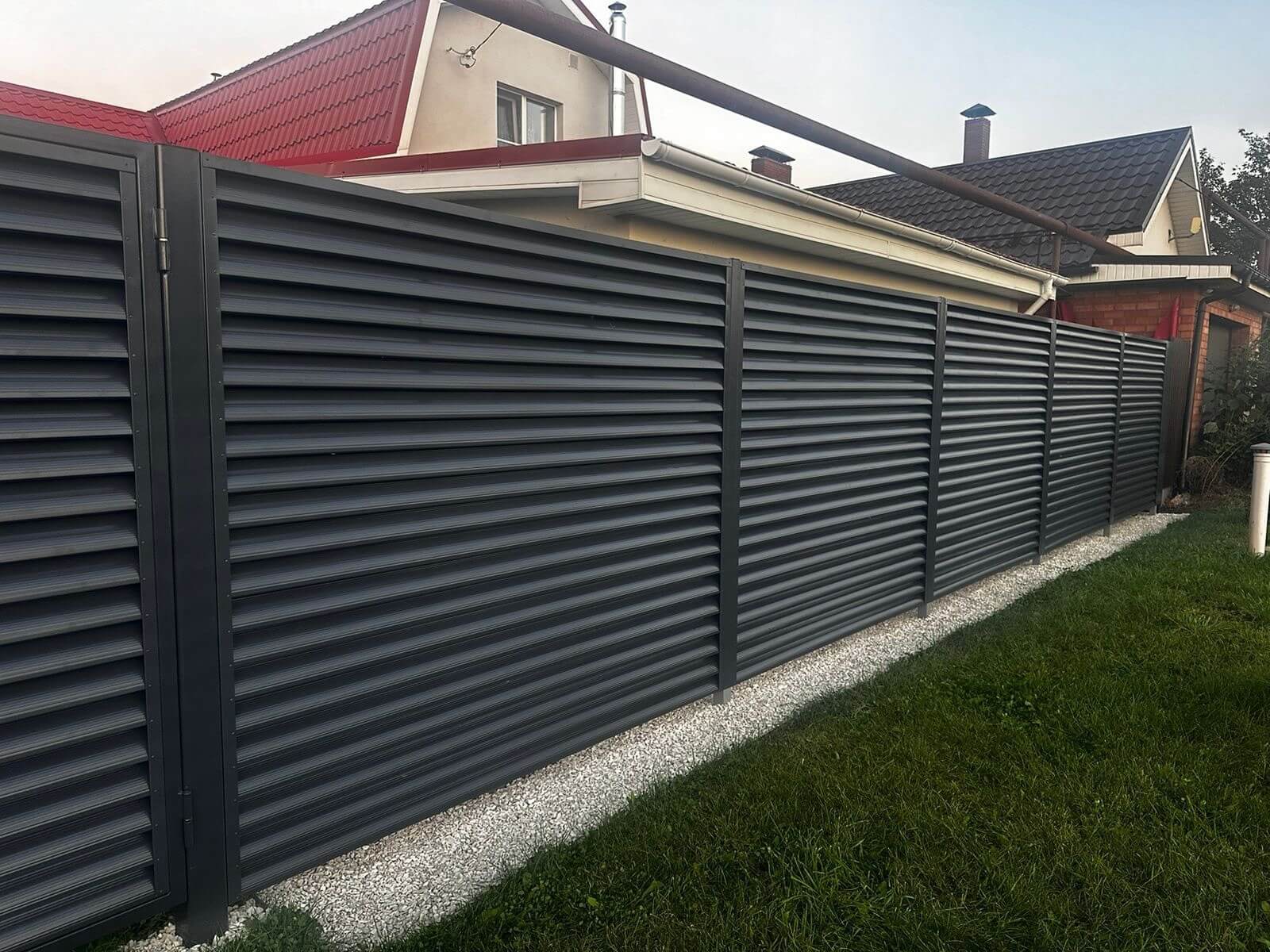Забор из ламелей Еврожалюзи 26м RAL7024/7024 Серый Графит двусторонний фото 3 в Владивостоке