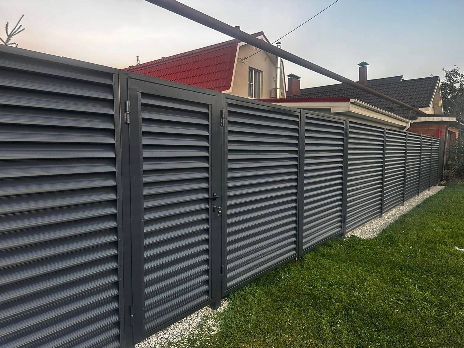 Забор из ламелей Еврожалюзи 26м RAL7024/7024 Серый Графит двусторонний фото 1 в Владивостоке