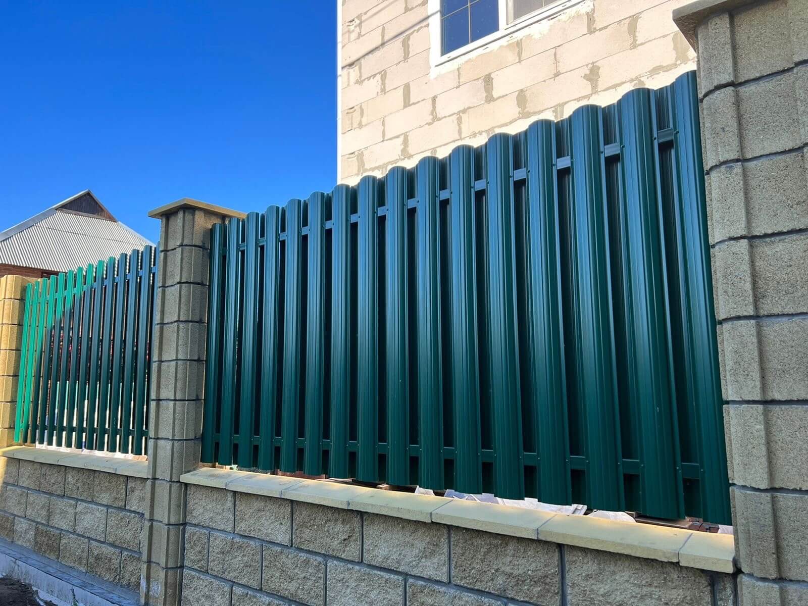 Забор из евроштакетника 22м RAL6005/6005 Зеленый Мох двусторонний фото 7 в Владивостоке