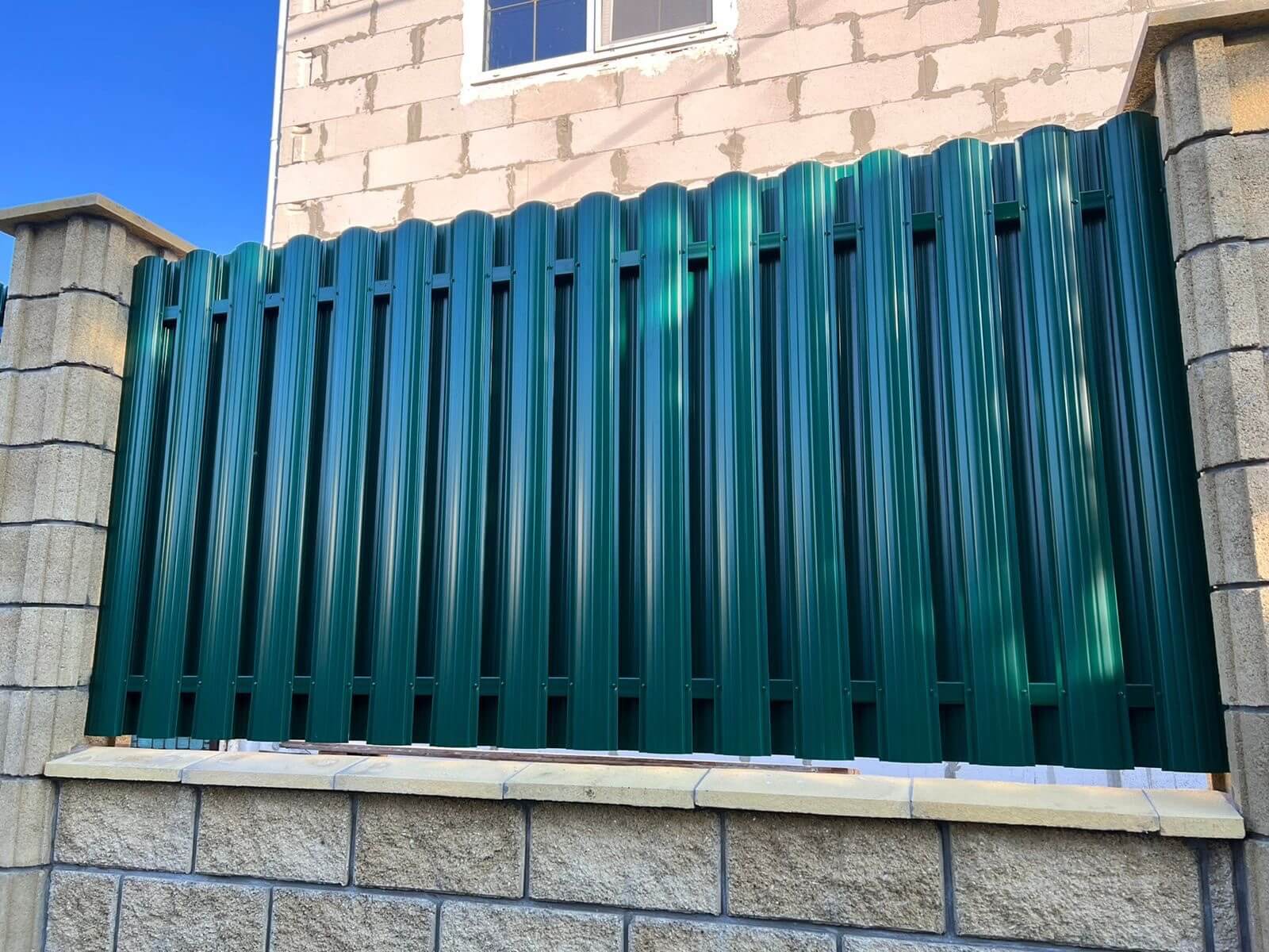 Забор из евроштакетника 22м RAL6005/6005 Зеленый Мох двусторонний фото 2 в Владивостоке