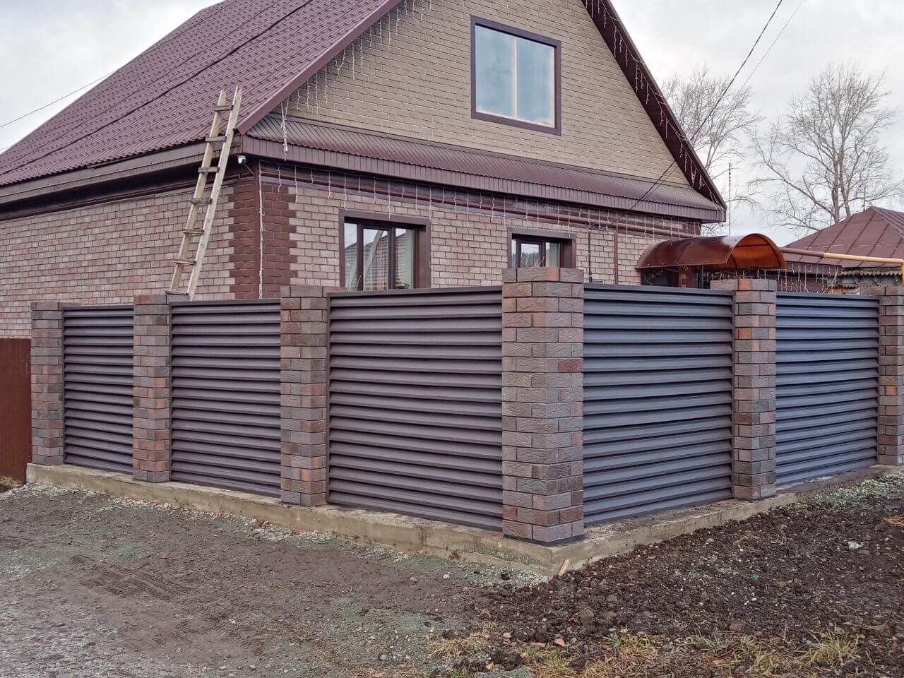 Забор-жалюзи из ламелей ЭКО-Z-US (усиленные) 30м RAL8019/8019 Темный Шоколад двусторонний МАТТЕ фото 3 в Владивостоке