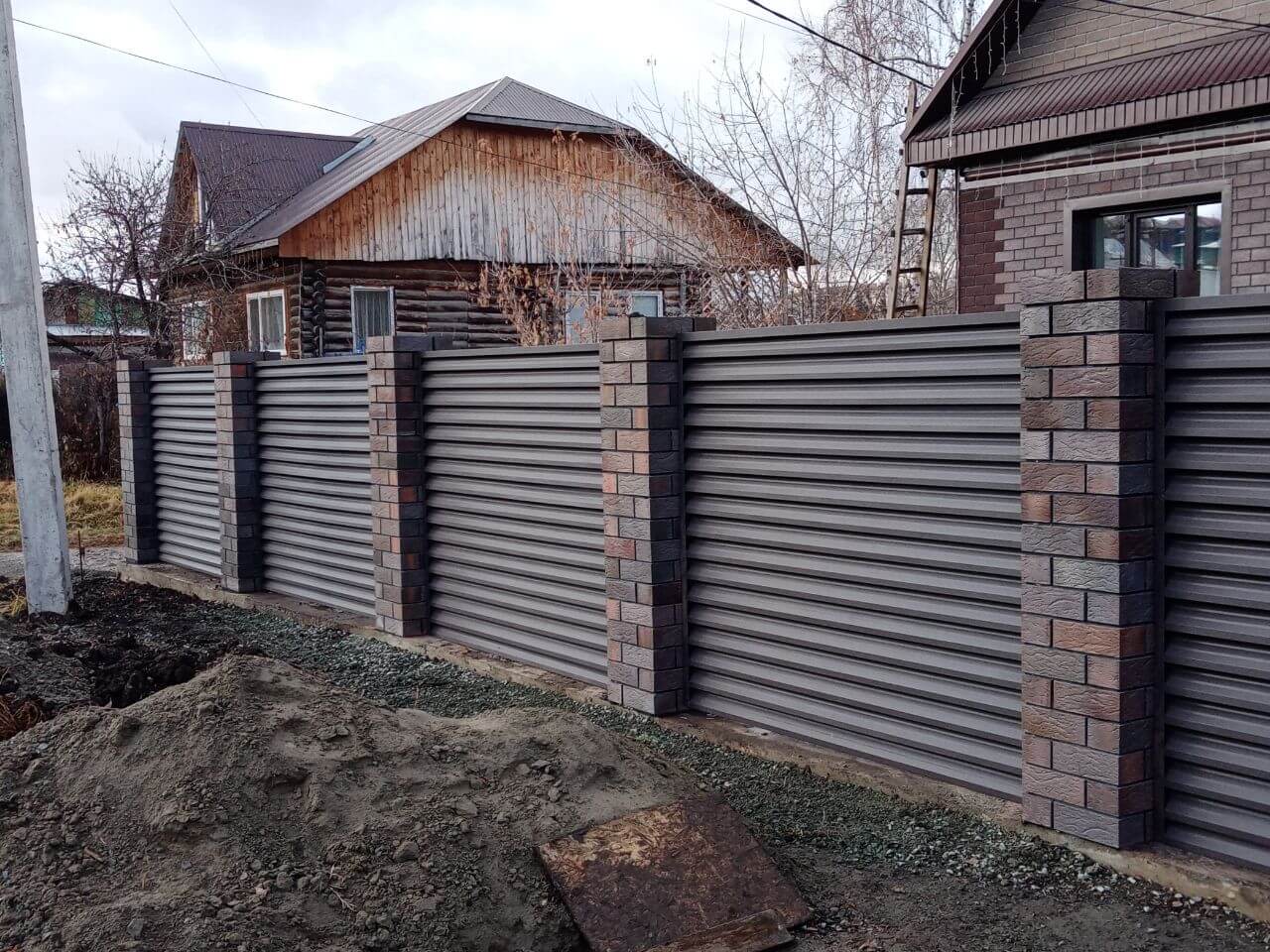 Забор-жалюзи из ламелей ЭКО-Z-US (усиленные) 30м RAL8019/8019 Темный Шоколад двусторонний МАТТЕ в Владивостоке