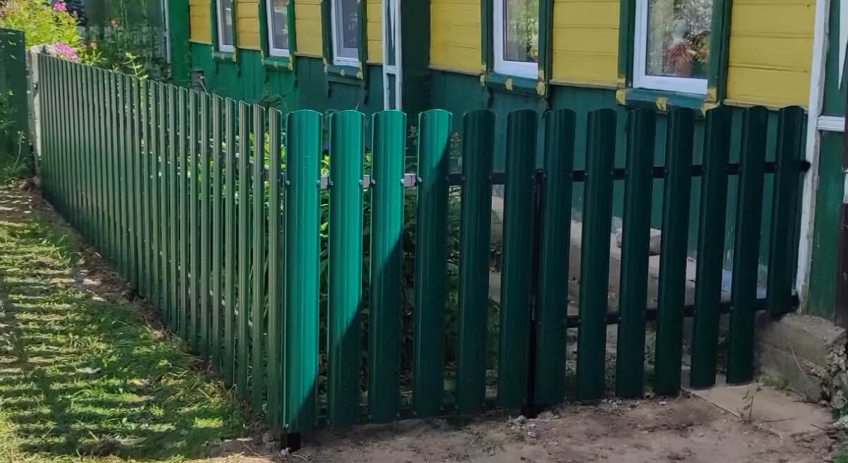 Заборчик из Евроштакетника 8м RAL6005/6005 Зеленый Мох двусторонний в Владивостоке