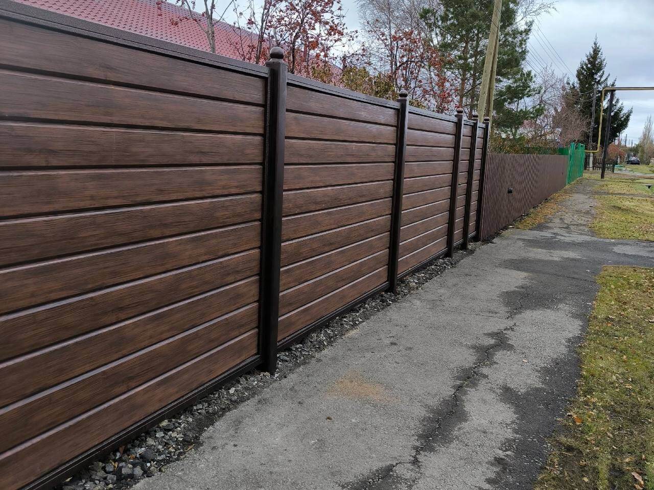 Забор из металлосайдинга Евро-Брус 46м Античное Дерево Принтек фото 1 в Владивостоке