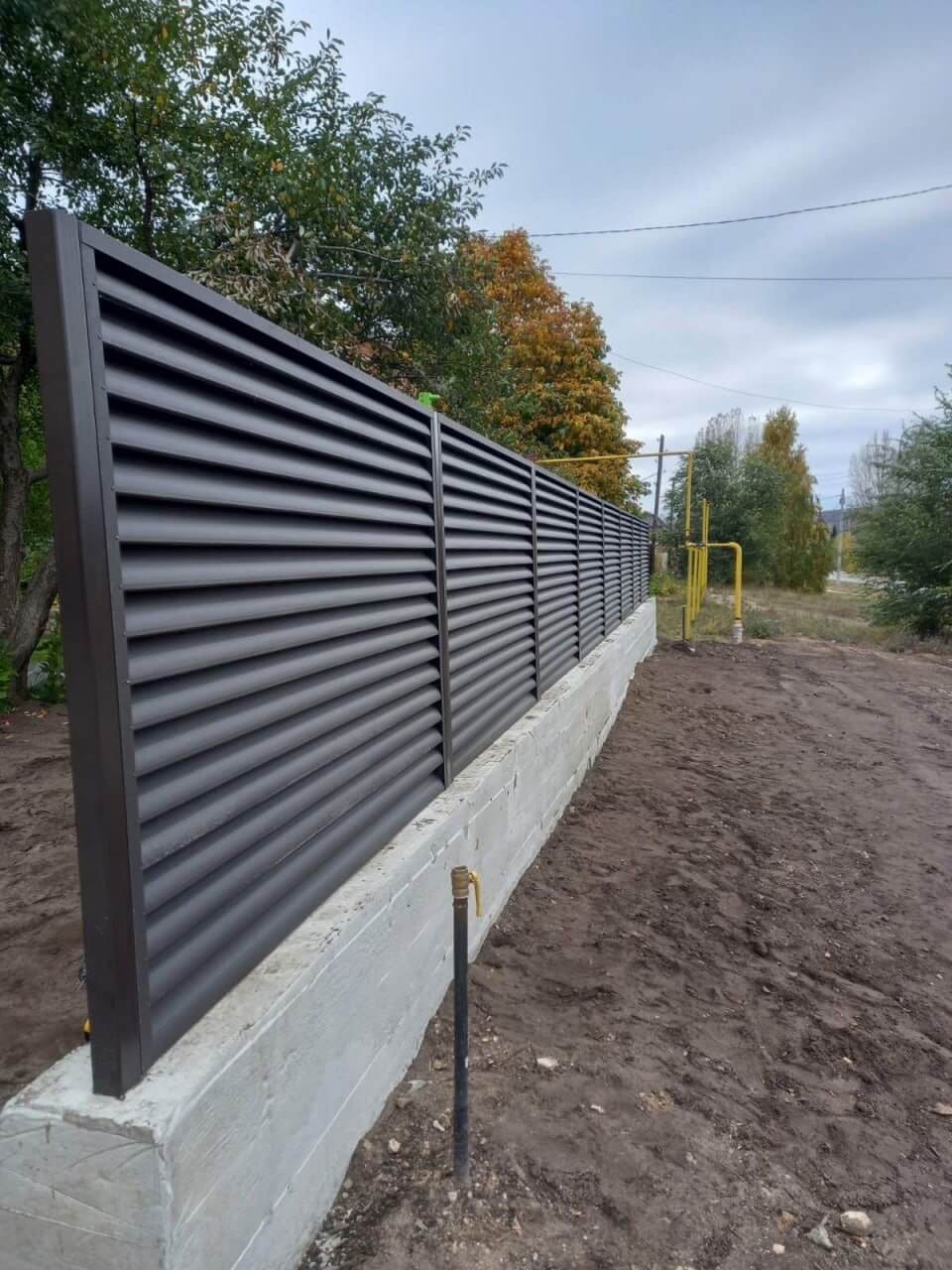 Забор из ламелей еврожалюзи 34м RAL8019/8019 Темный Шоколад двусторонний МАТТЕ фото 3 в Владивостоке